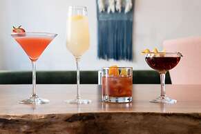 The Hi-Lo, Autograph Collection