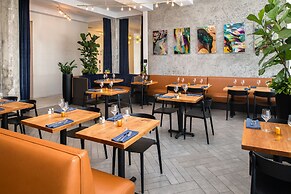 The Hi-Lo, Autograph Collection