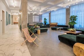 The Hi-Lo, Autograph Collection