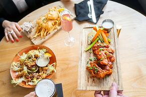 The Hi-Lo, Autograph Collection