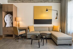 The Hi-Lo, Autograph Collection