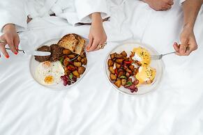 The Hi-Lo, Autograph Collection