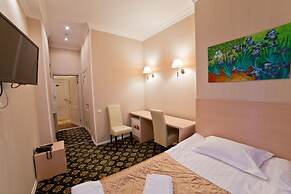 Aruna Hotel
