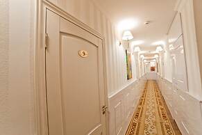 Aruna Hotel
