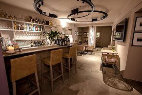 Uve Rooms & Wine Bar