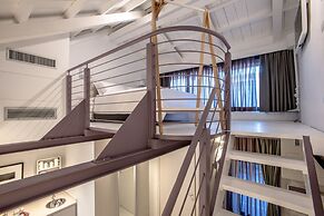 Uve Rooms & Wine Bar