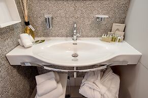 Uve Rooms & Wine Bar