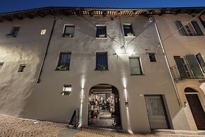 Uve Rooms & Wine Bar