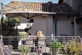 Uve Rooms & Wine Bar