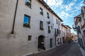 Uve Rooms & Wine Bar