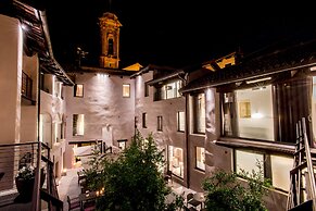 Uve Rooms & Wine Bar