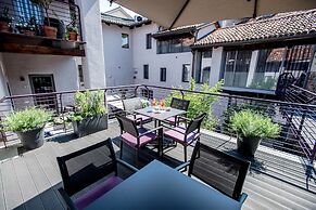 Uve Rooms & Wine Bar