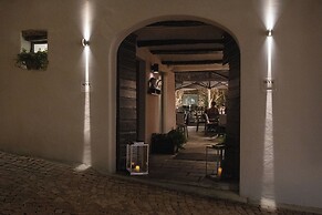 Uve Rooms & Wine Bar