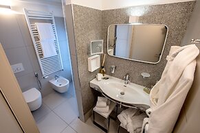 Uve Rooms & Wine Bar