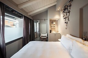 Uve Rooms & Wine Bar