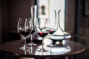 Uve Rooms & Wine Bar