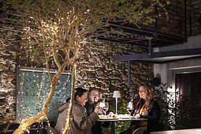 Uve Rooms & Wine Bar