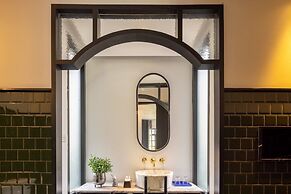 Hotel Ping Silhouette