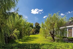 Hotel Ping Silhouette