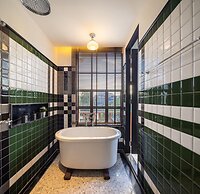 Hotel Ping Silhouette