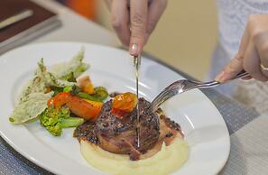 Muong Thanh Luxury Nhat Le Hotel