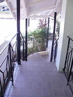 Pineapple Court Hotel