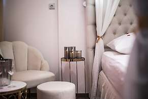 Hotel Aura Design & Garden Pool