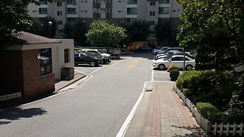 Spacious Apartment in Central Seoul