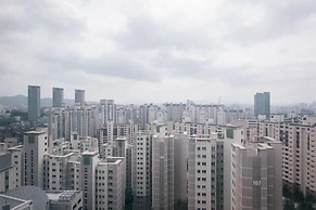 Spacious Apartment in Central Seoul