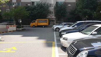 Spacious Apartment in Central Seoul