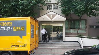 Spacious Apartment in Central Seoul