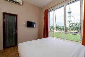 Blitz Hotel Batam Near Sultan Mahmud Ri'ayat Shah Mosque