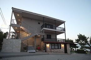 Apollo Apartments & Studios