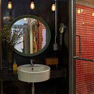 Collection O Jasaen Stylish Unique Hotel