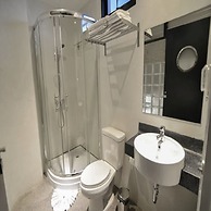 Collection O Jasaen Stylish Unique Hotel