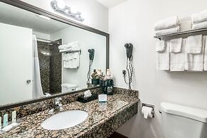Quality Inn & Suites near Downtown Bakersfield