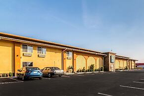 Quality Inn & Suites near Downtown Bakersfield