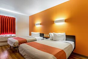 Motel 6 Jourdanton, TX