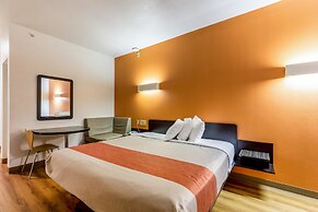 Motel 6 Jourdanton, TX