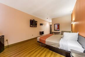 Motel 6 Jourdanton, TX