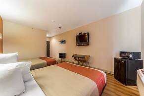 Motel 6 Jourdanton, TX