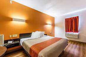 Motel 6 Jourdanton, TX