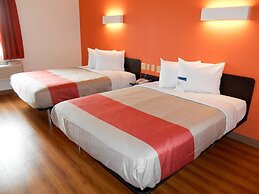 Motel 6 Jourdanton, TX