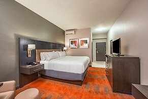 Holiday Inn Express & Suites Shawnee-Kansas City West by IHG