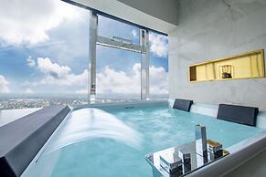 Apartments in Sky Tower with Bathtub near the window