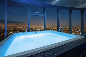 Apartments in Sky Tower with Bathtub near the window