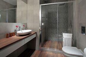 Apartments in Sky Tower with Bathtub near the window