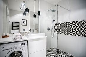 Apartments in Sky Tower with Bathtub near the window