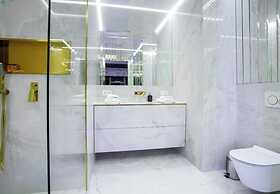 Apartments in Sky Tower with Bathtub near the window