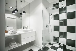 Apartments in Sky Tower with Bathtub near the window